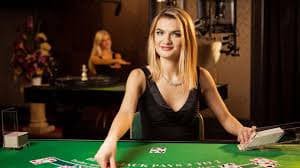 Antarmuka permainan Tembak Ikan di ibet slot menampilkan layar pertempuran dengan makhluk laut dan kontrol senjata di layar mobile